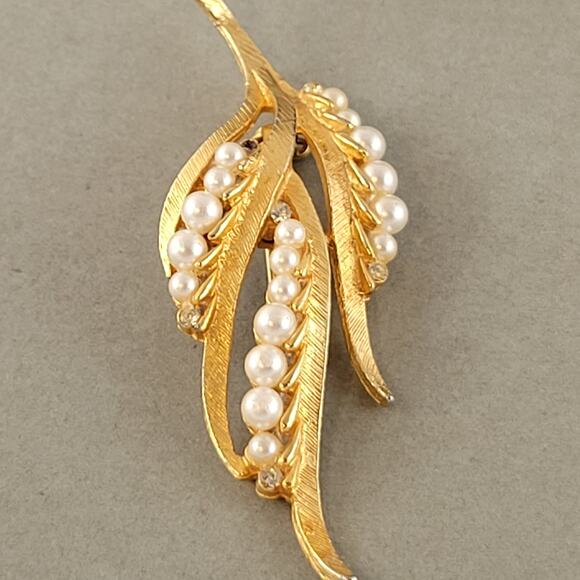 Vintage Gold-Tone Leaf Brooch Faux Pearl Rhinestone 2.6” Elegant Pin Retro Glam - Picture 6 of 7